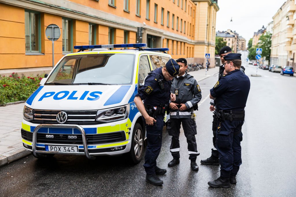 Des policiers suédois en pleine discussion. | Photo : Getty Images