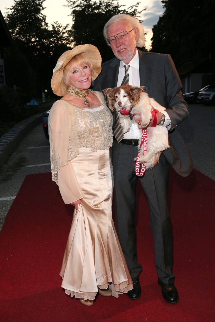 Elke Sommer und ihr Ehemann Wolf Walther und Hund Smiley während des Galaabends des EAGLES Praesidenten Golf Cup am 13. September 2019 in Bad Griesbach. (Foto von Gisela Schober) | Getty Images