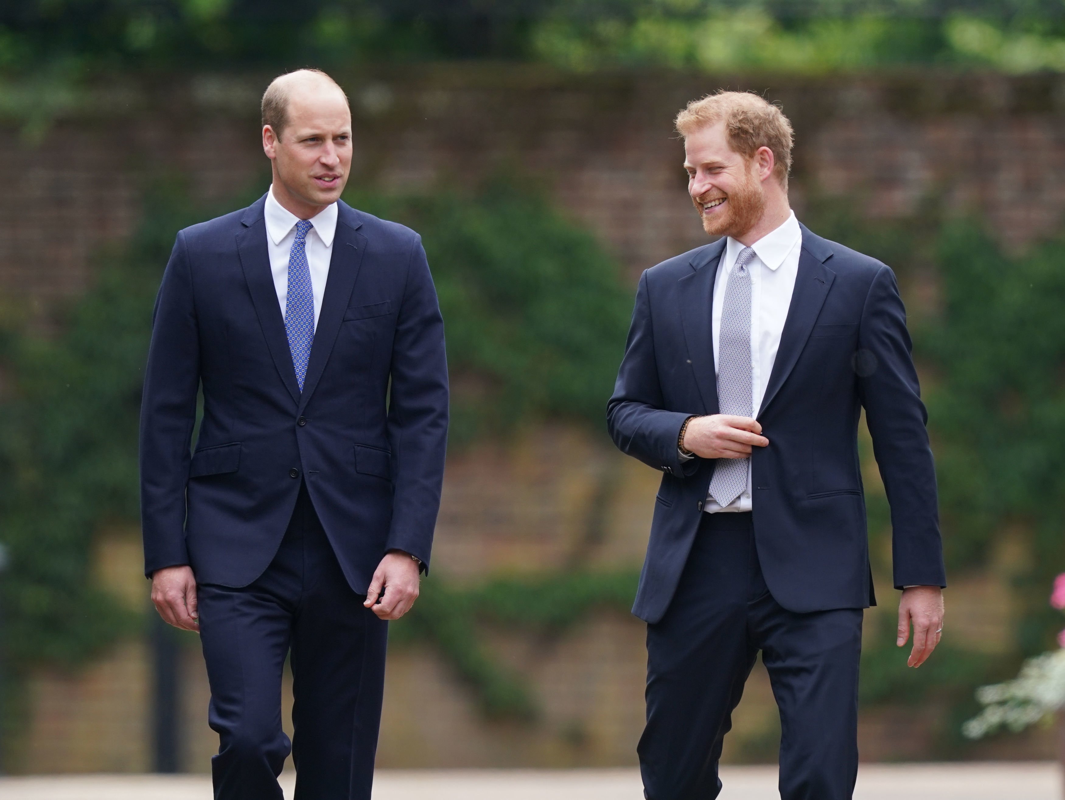 Prinz William, Herzog von Cambridge, und Prinz Harry, Herzog von Sussex kommen zur Enthüllung einer Statue, die sie ihrer Mutter Diana, Prinzessin von Wales im versunkenen Garten des Kensington Palace, an ihrem 60. Geburtstag im Juli 1, 2021, in London, England in Auftrag gegeben haben. | Quelle: Getty Images