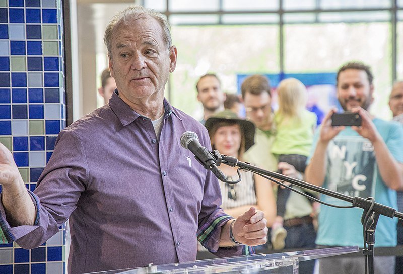 Bill Murray en la Universidad Moody, el 17 de febrero de 2016, en Austin, Texas, Estados Unidos. | Foto: Wikimedia Commons Bill Murray en la Universidad Moody, el 17 de febrero de 2016, en Austin, Texas, Estados Unidos. | Foto: Wikimedia Commons