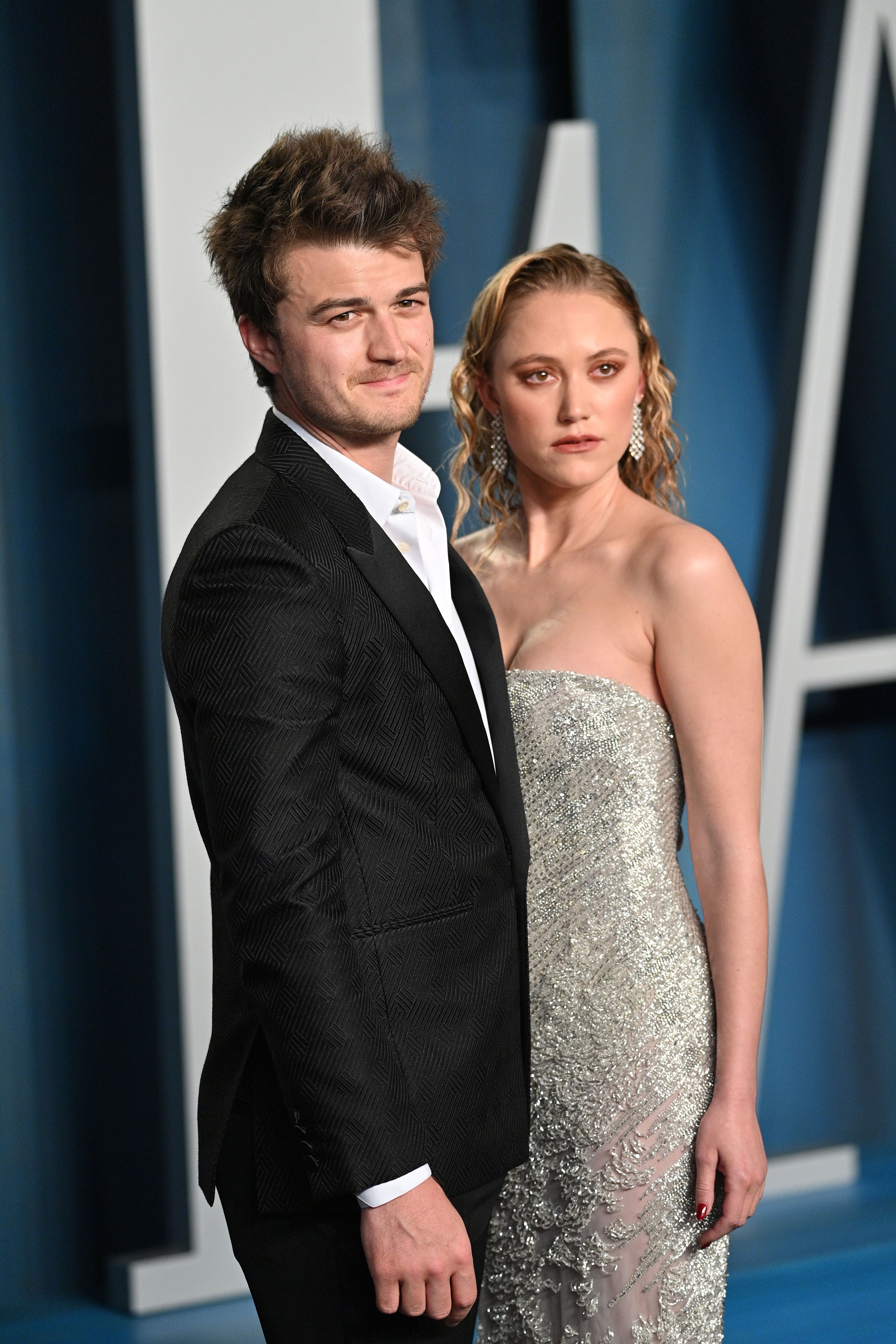 Joe Keery and Maika Monroe attend the 2022 Vanity Fair Oscar Party on March 27, 2022, in Beverly Hills, California. | Source: Getty Images