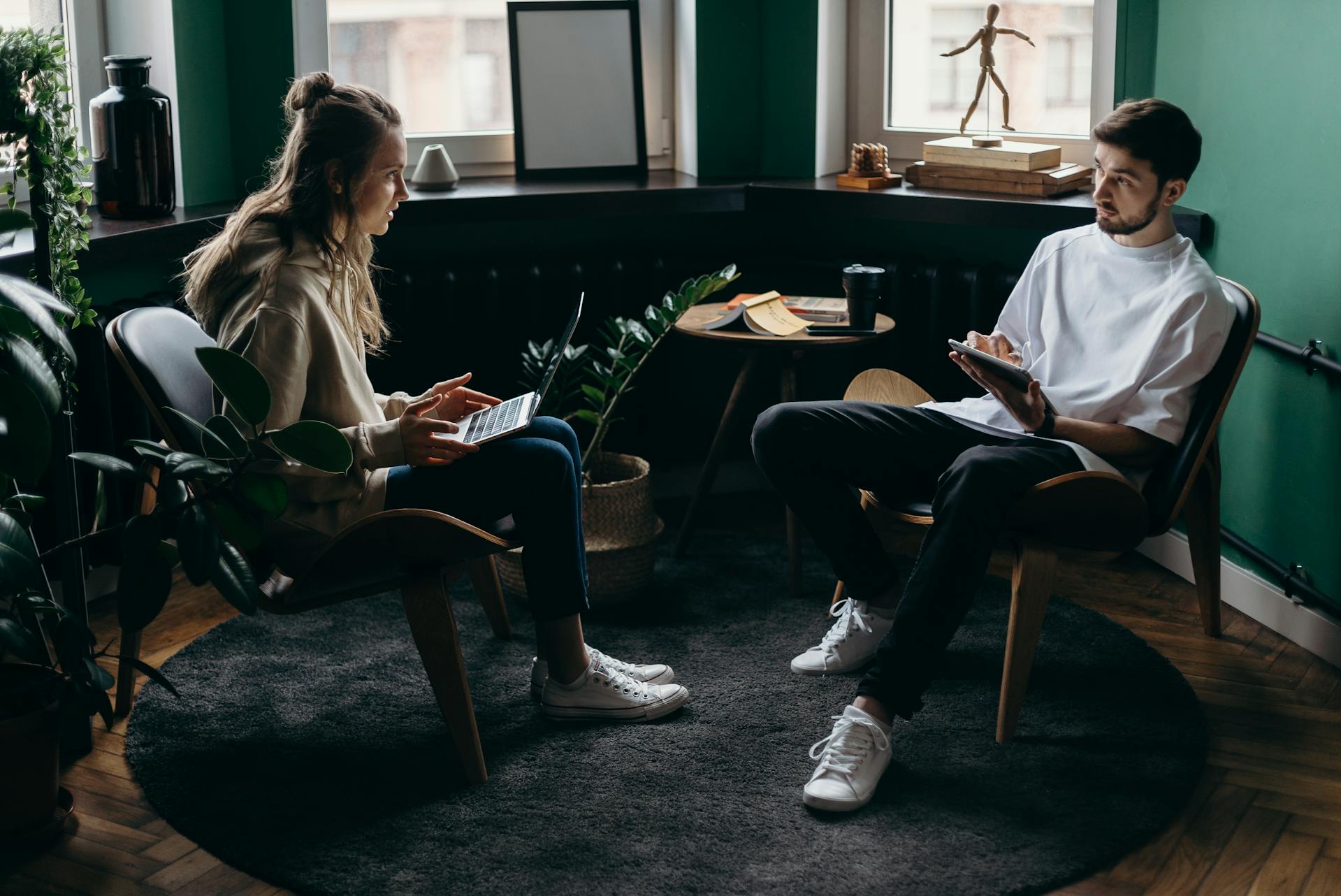 Una pareja conversando en casa | Fuente: Pexels