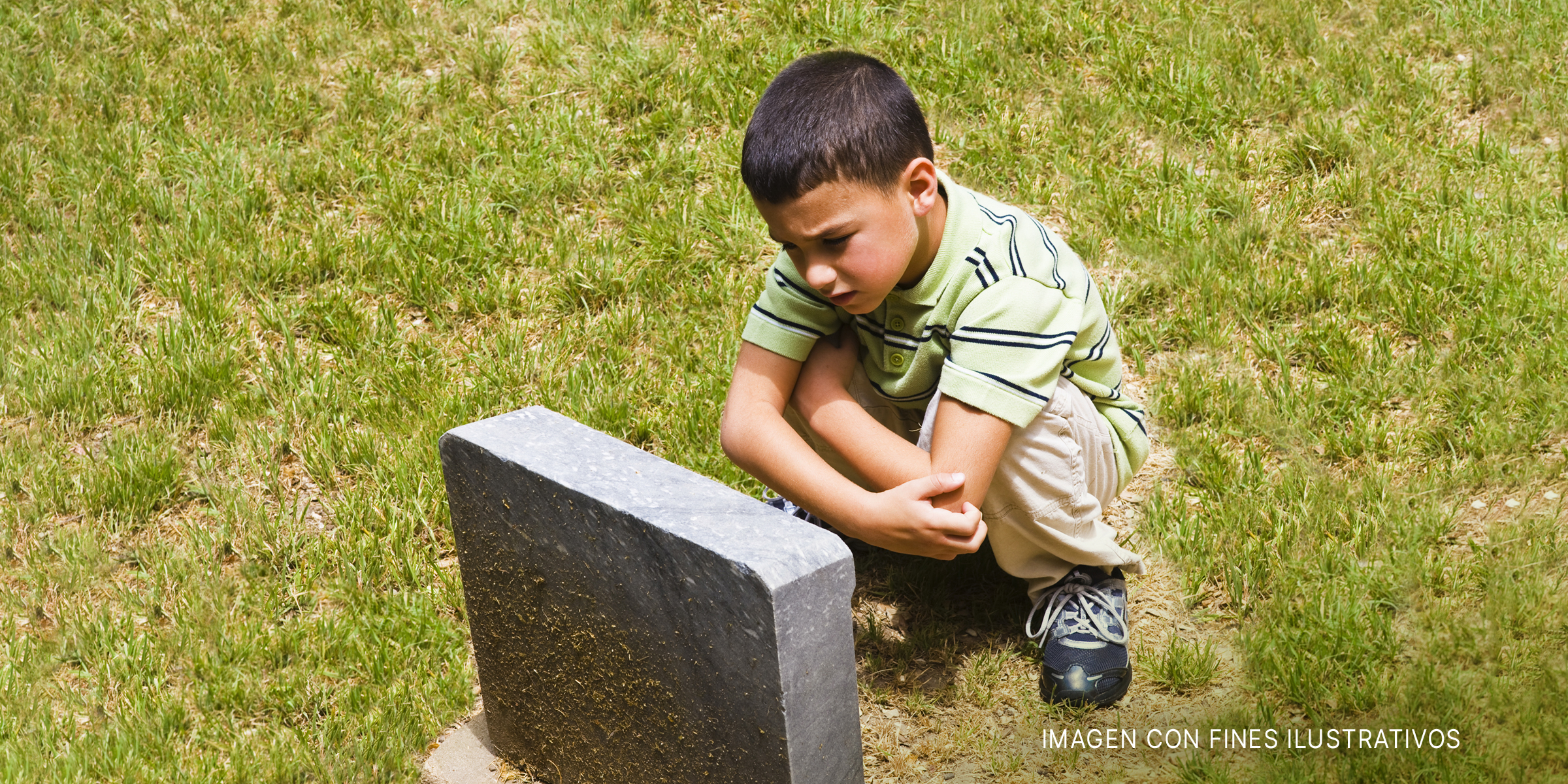 Niño triste cerca de una tumba. | Foto: Getty Images