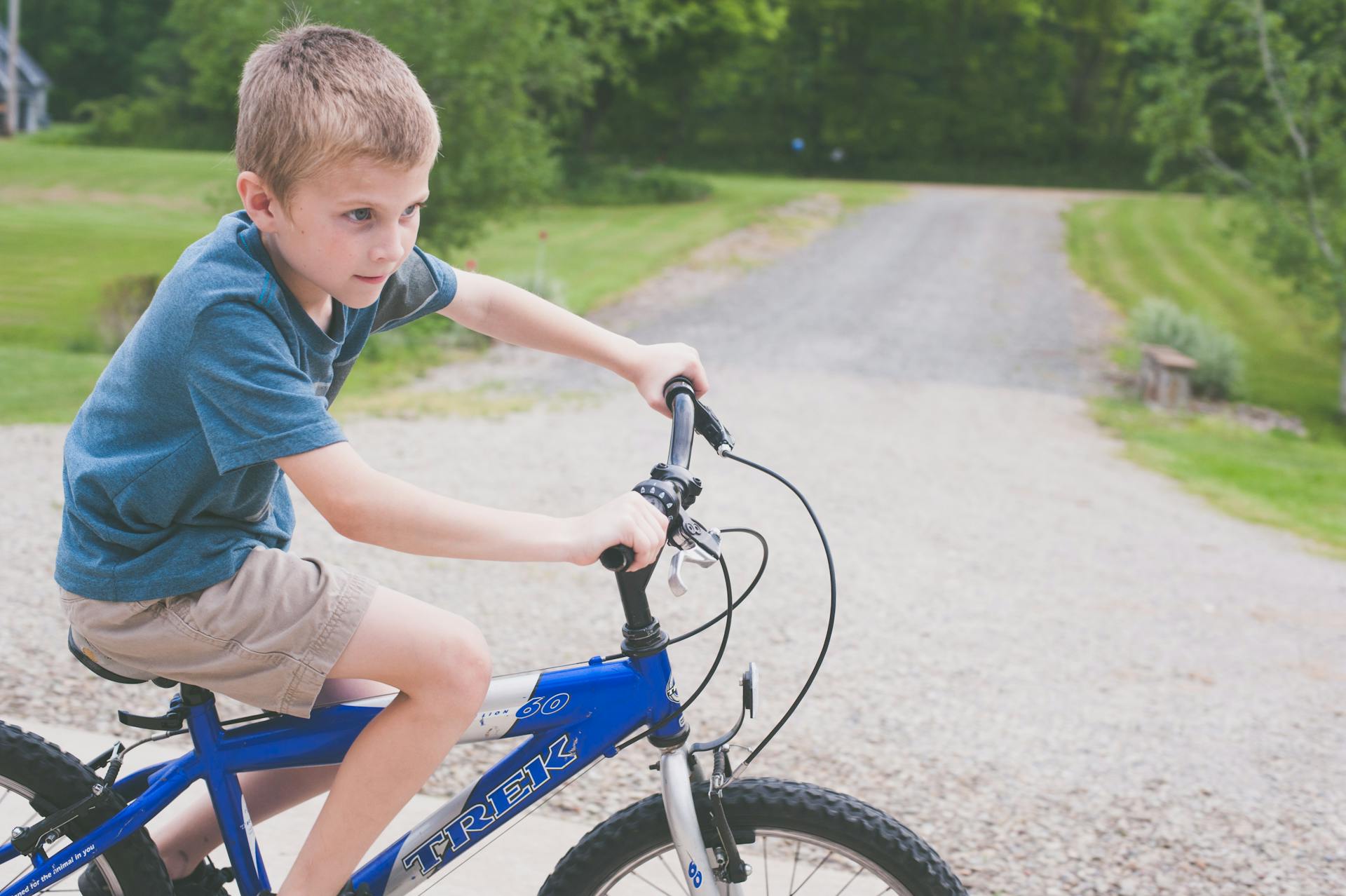 Boy riding a blue bicycle | Source: Pexels