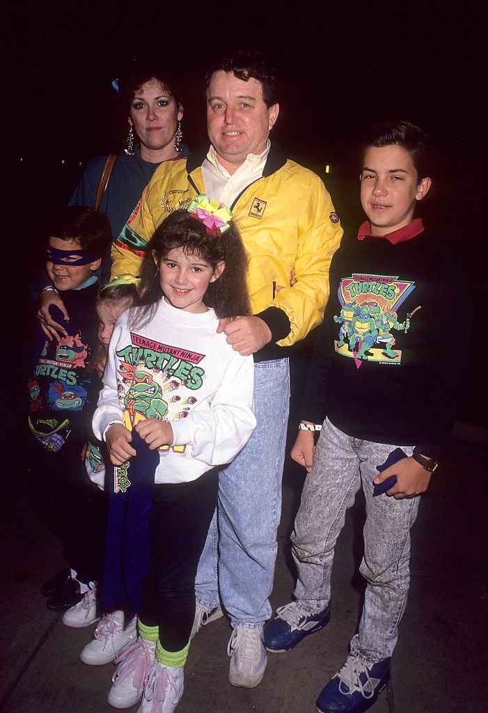 Actor Jerry Mathers, wife Rhonda and children attend the Teenage Mutant Ninja Turtle's "Coming Out of Their Shells" Rock & Roll Tour on November 21, 1990. | Photo: Getty Images