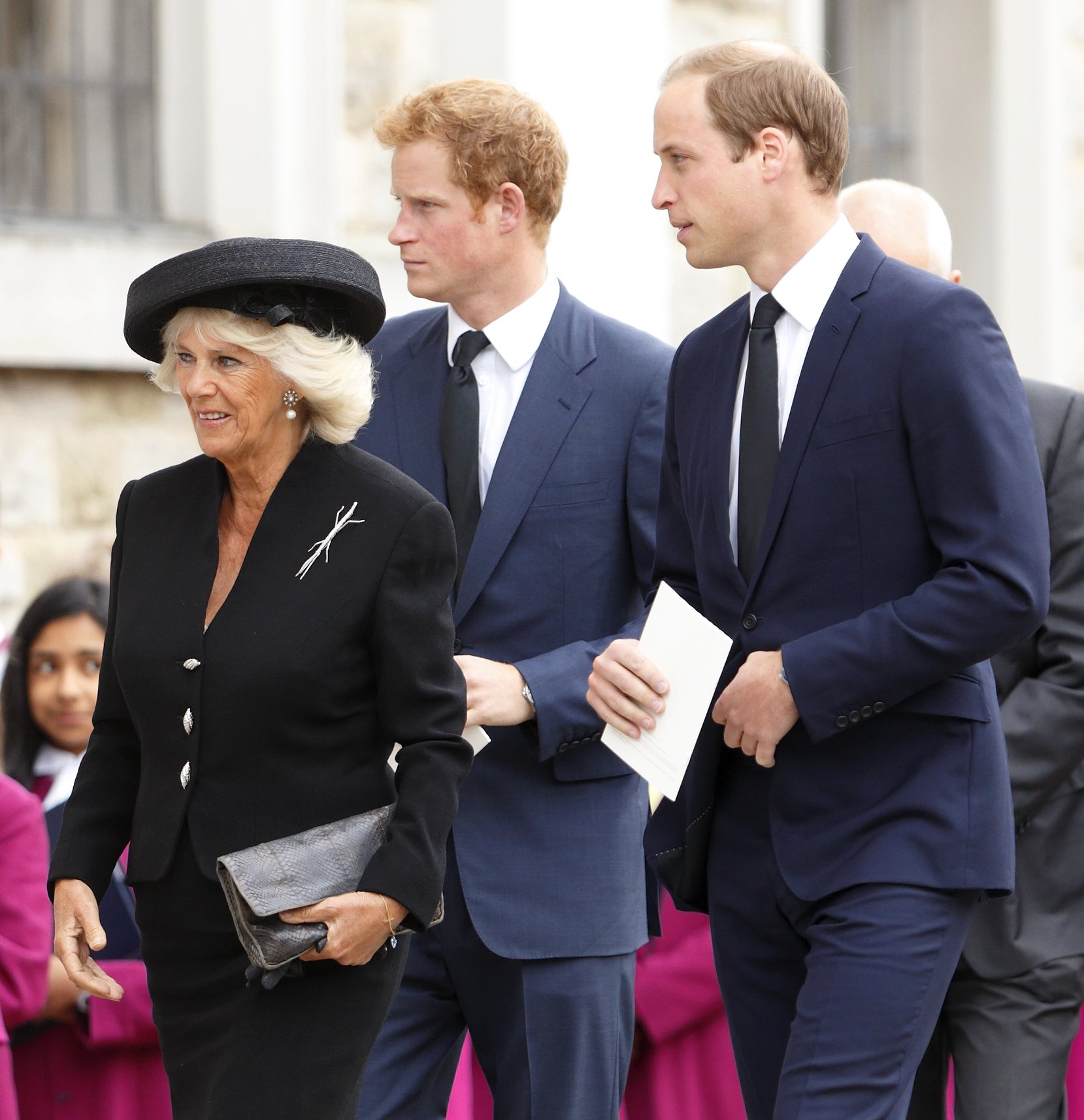 Königingemahlin Camilla mit Prinz Harry und Prinz William in Brentwood, England 2013. | Quelle: Getty Images 