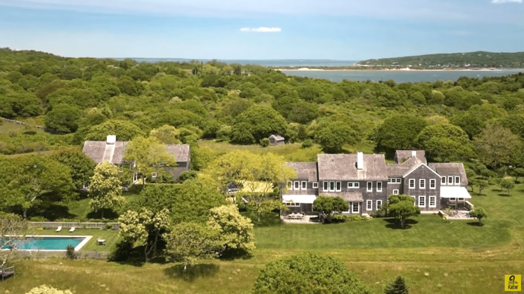 An aerial view of Jackie Kennedy's oceanfront mansion | Photo: YouTube/didyouknow