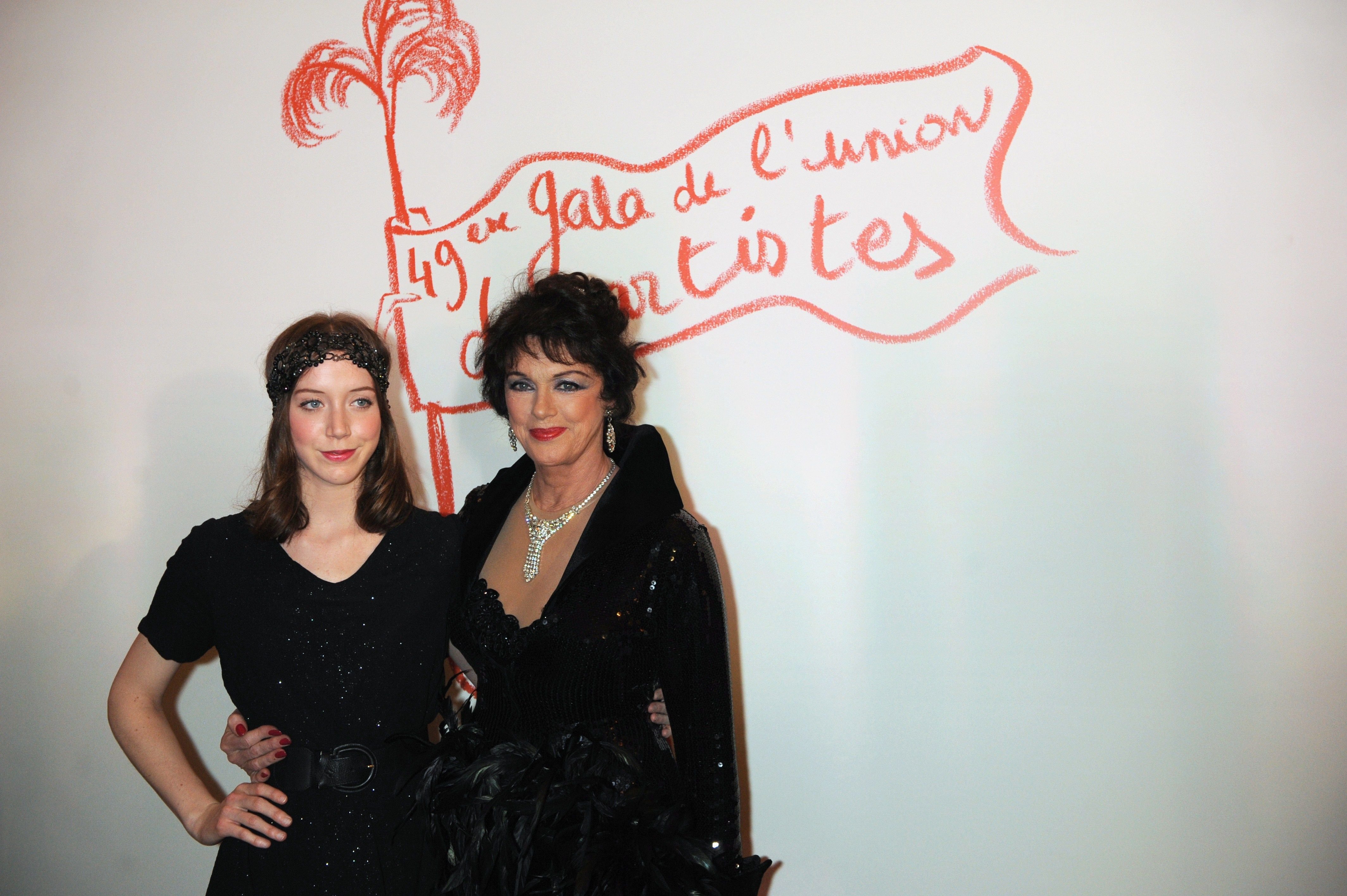 Anny Duperey (R) et sa fille Sara Giraudeau, le 29 mars 2010 au Cirque d'Hiver Bouglione à Paris. | Photo : Getty Images