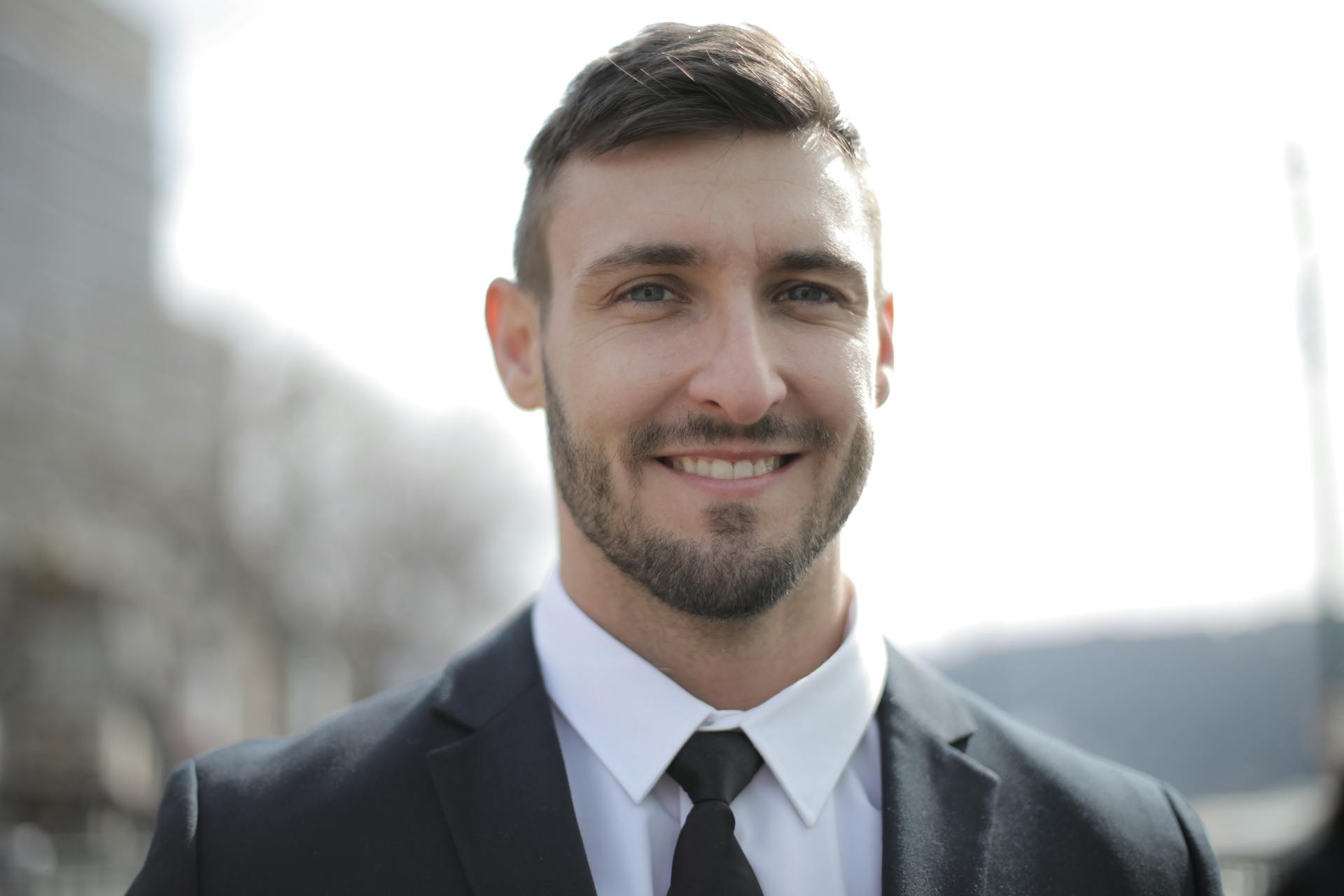 A young man wearing a suit | Source: Pexels