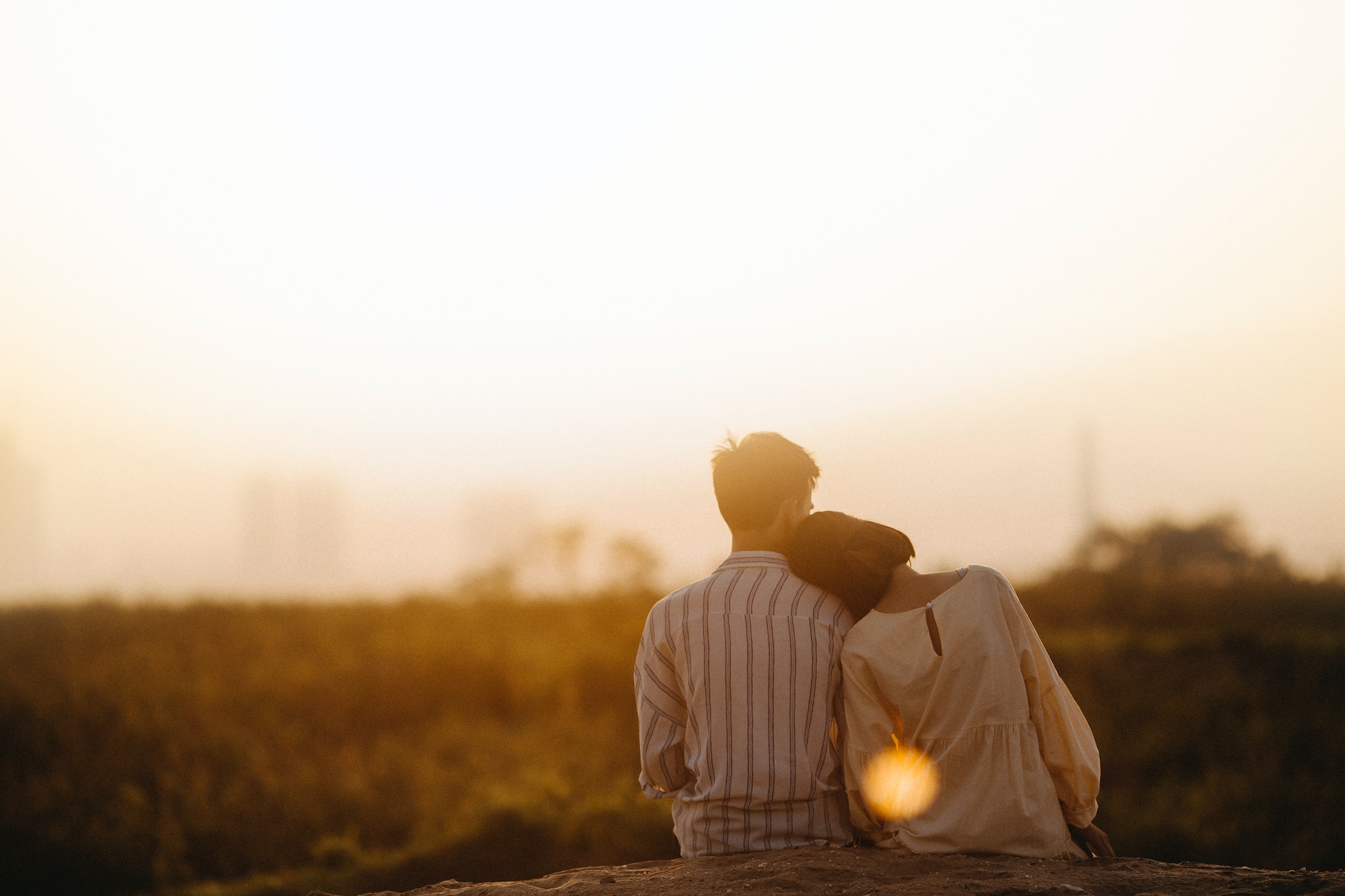 A man and woman sitting together | Source: Pexels