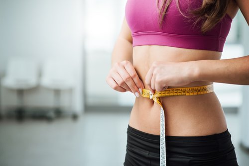Une femme qui a perdu beaucoup de poids | Photo : Shutterstock
