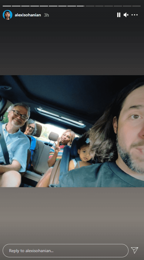 Alexis Ohanian in the car with his wife, daughter, and parents. | Photo: Instagram.com/alexisohanian