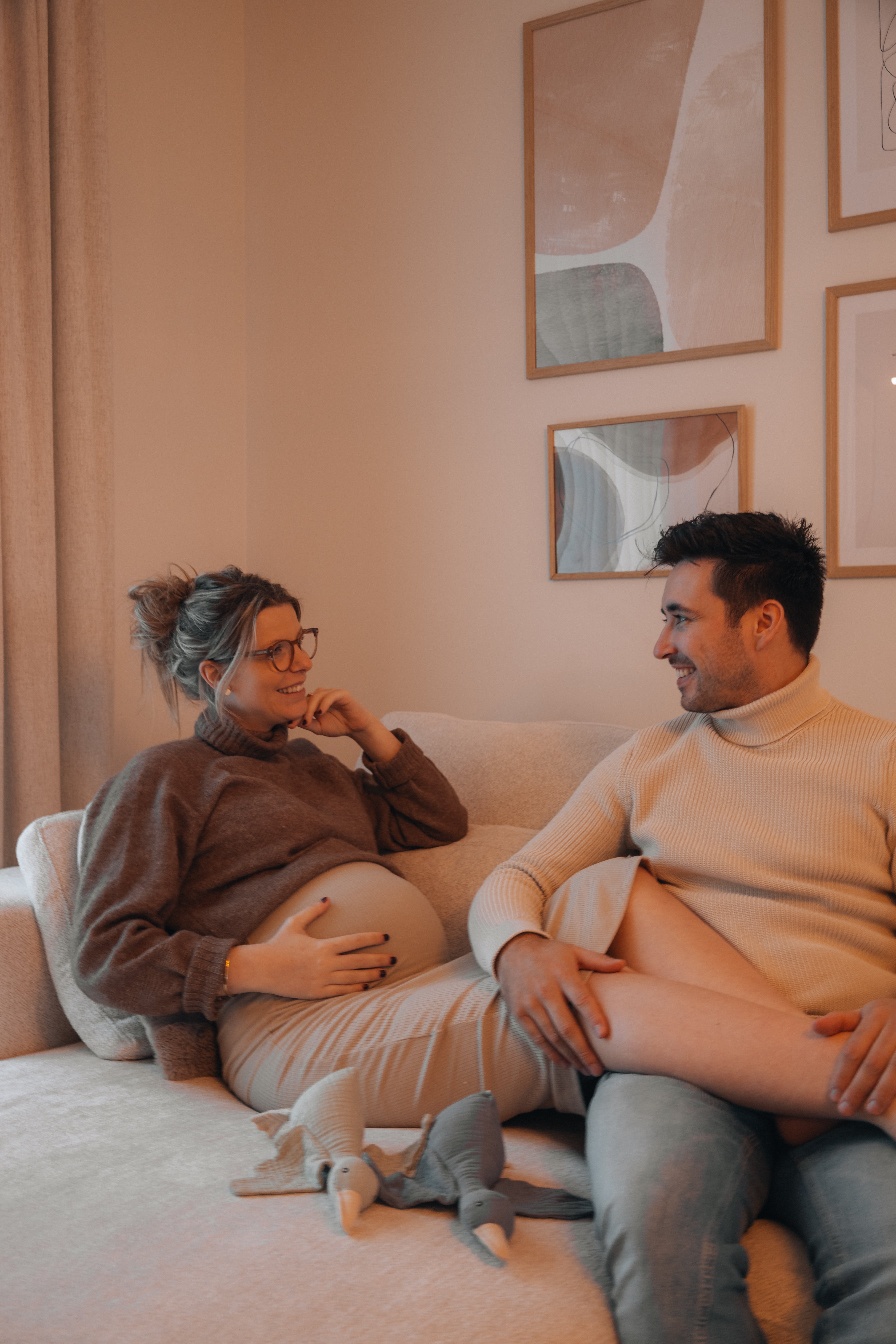 A pregnant woman sits with her legs on her man | Source: Pexels