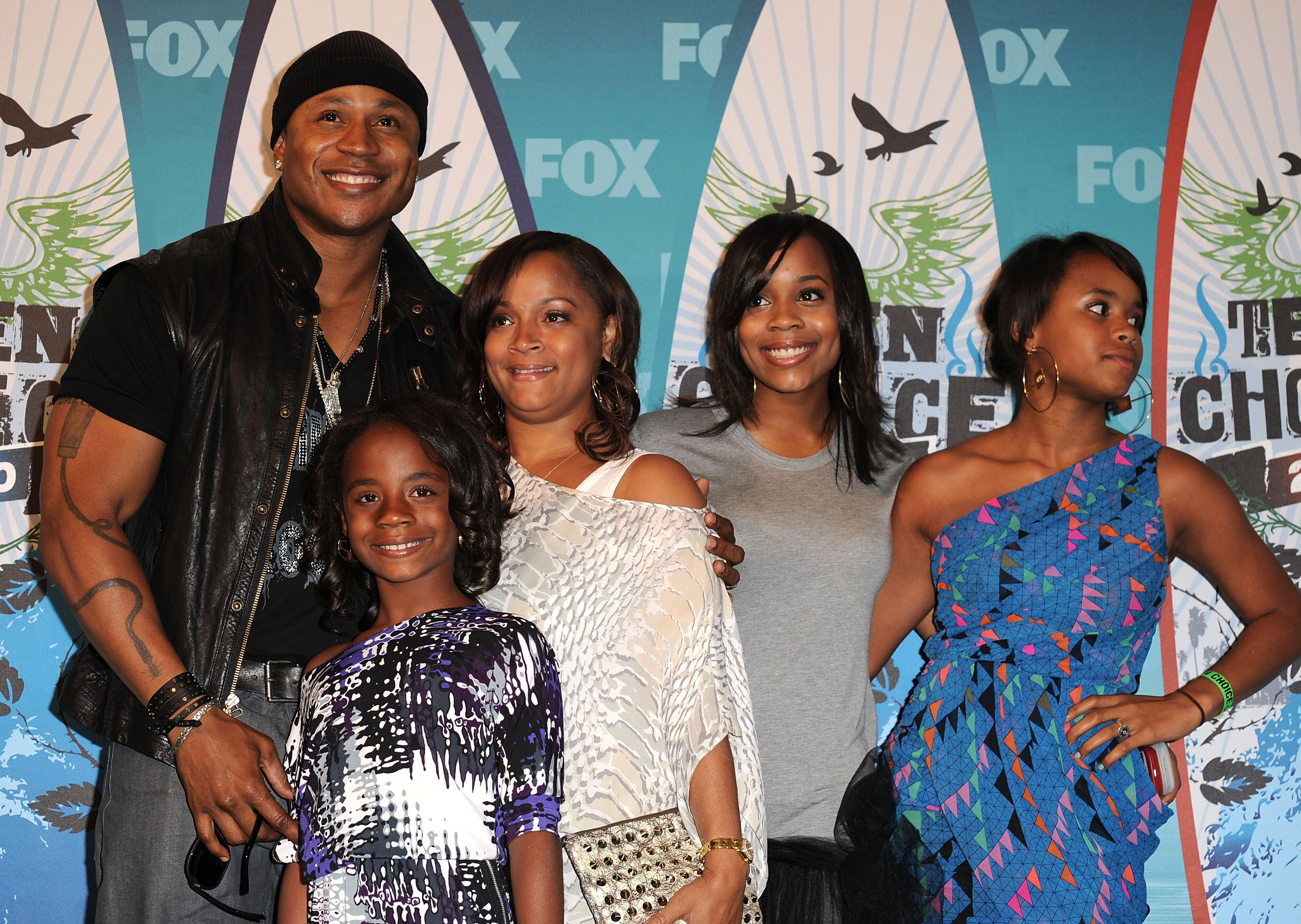 LL Cool J, Simone, Najee, Italia, Samaria, and Nina Smith pose in press room during the 2010 Teen Choice Awards | Source: Getty Images
