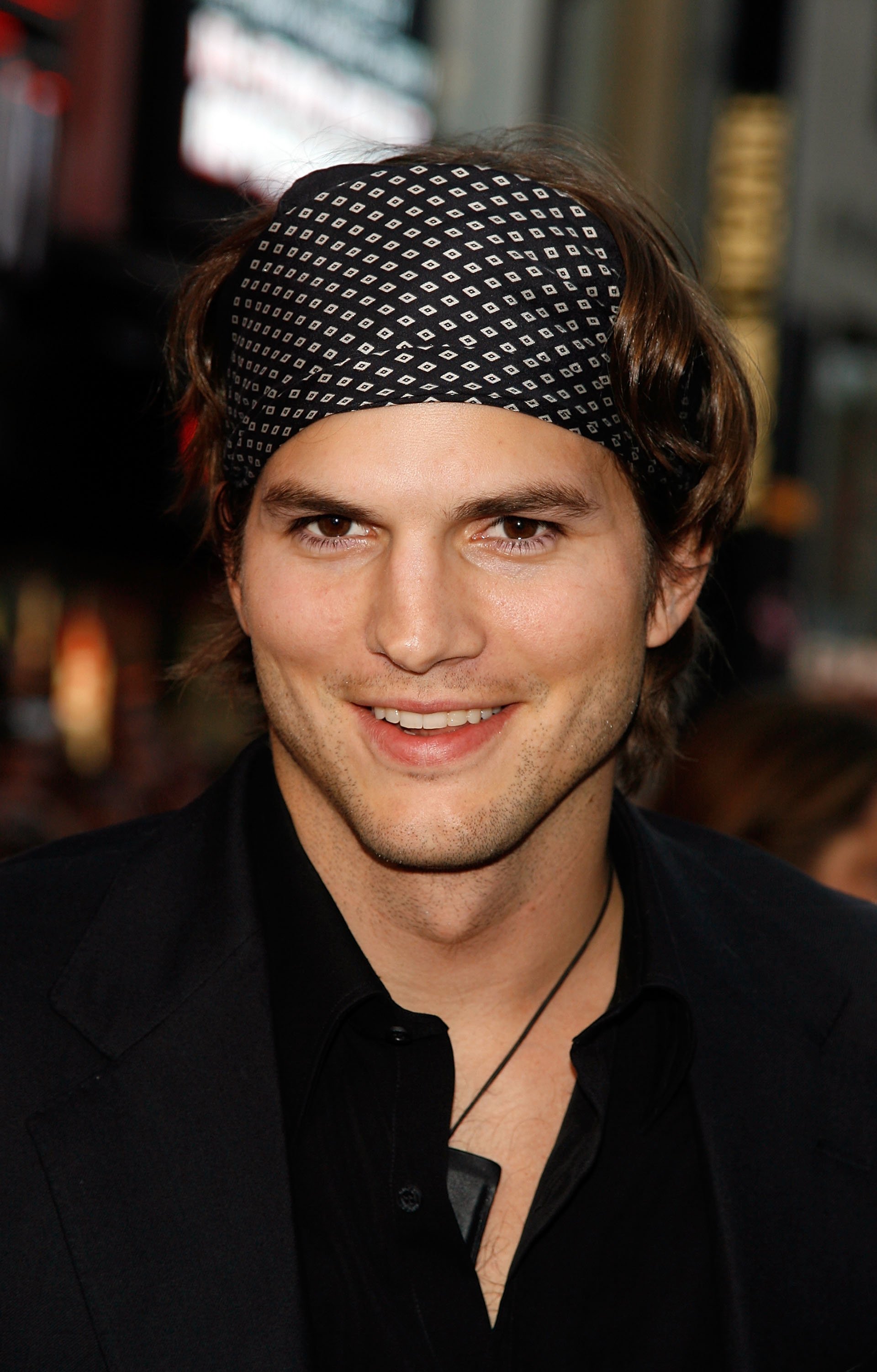 Ashton Kutcher arrives at the Los Angeles premiere of "Mr. Brooks" at Grauman's Chinese Theater on May 22, 2007, in Los Angeles, California. | Source: Getty Images