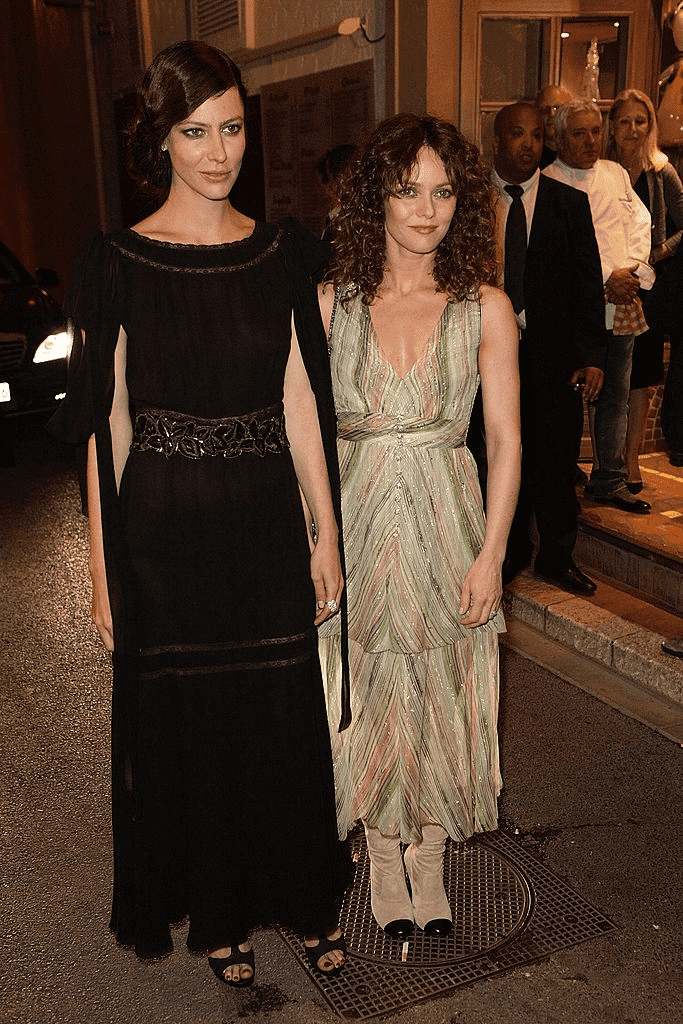Anna Mouglalis et Vanessa Paradis assistent au dîner du Chanel Resort en France. | Source : Getty Images Anna Mouglalis et Vanessa Paradis assistent au dîner du Chanel Resort en France. | Source : Getty Images