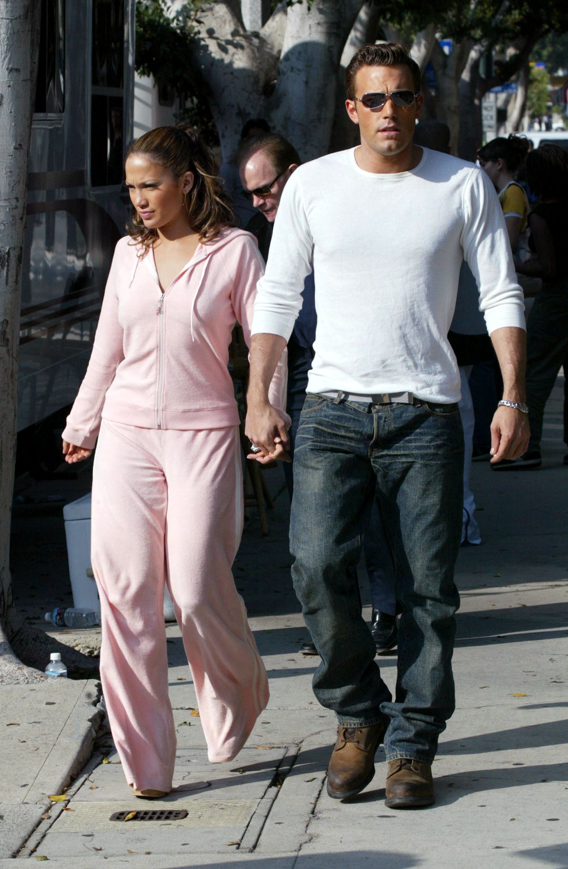 La actriz y cantante Jennifer Lopez y el actor Ben Affleck durante el rodaje de un video musical, el 20 de octubre de 2002. | Foto: Getty Images