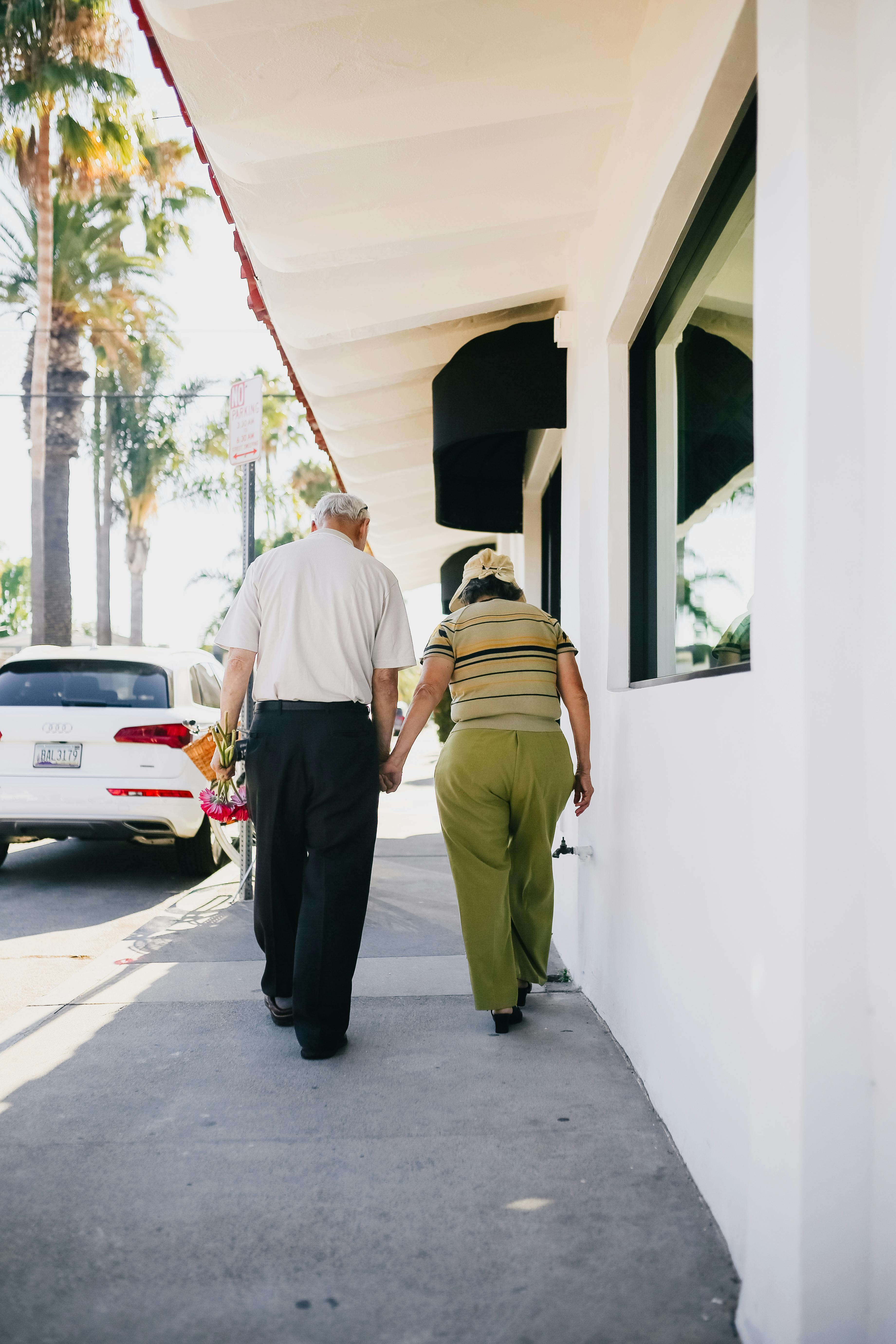 Senior couple walking while holding hands | Source: Pexels