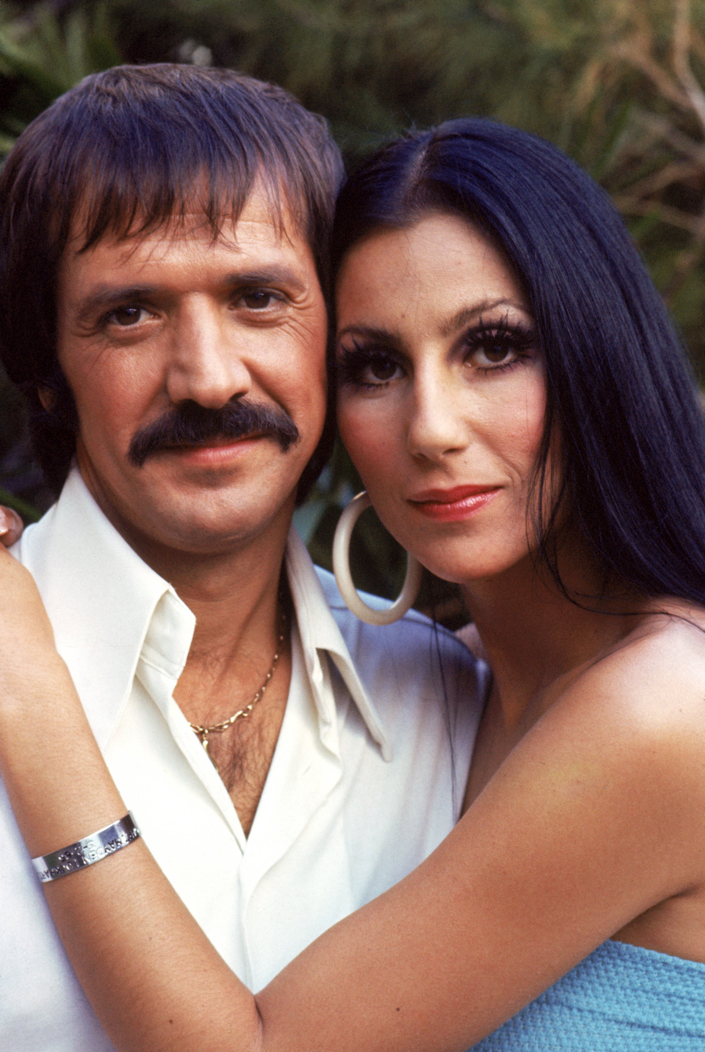 Cher y Sonny Bono posan para una foto promocional de "The Sonny and Cher Show" en 1970. | Foto: Getty Images
