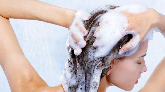 Une femme qui se lave les cheveux | Photo : Getty Images