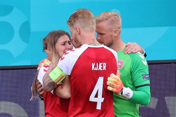 Sabrina Kvist en pleurs lors de la rencontre entre le Danemark et la Finlande le samedi 12 juin 2021 | Photo : Getty Images