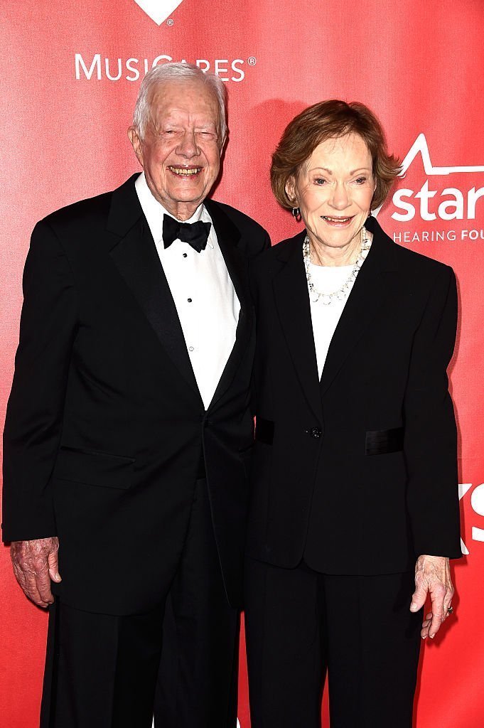 L'ancien président américain Jimmy Carter (à gauche) et l'ancienne Première Dame Rosalynn Carter assistent au gala du 25e anniversaire de MusiCares 2015 Person Of The Year. | Photo : Getty Images