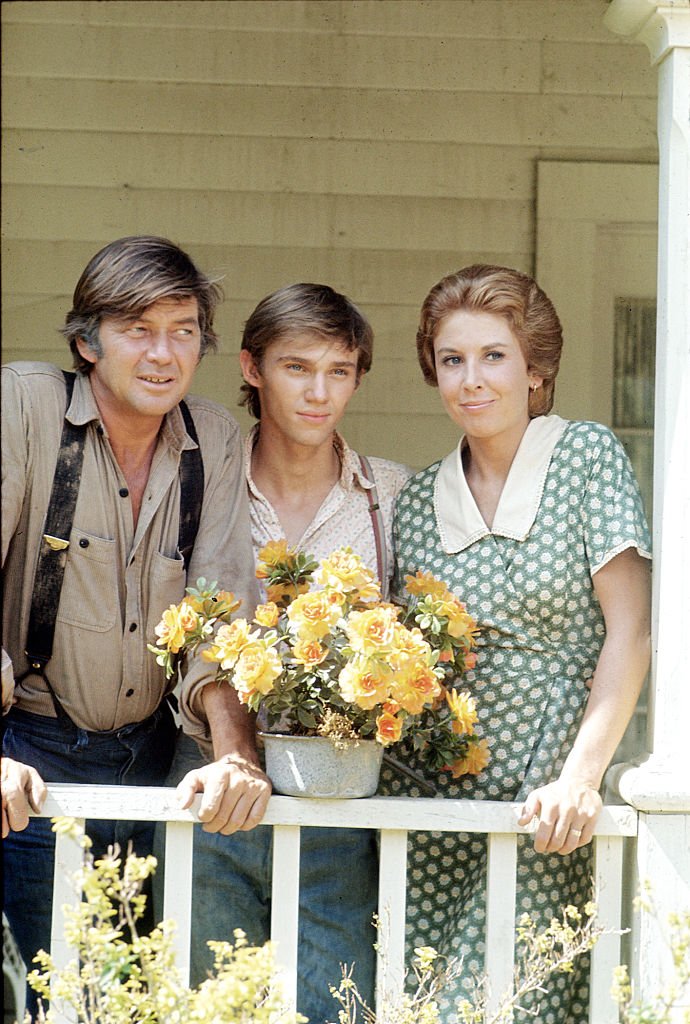 Pictured: From left, Ralph Waite (as John Walton), Richard Thomas (as John Boy Walton), and Michael Learned (as Olivia Walton) in "The Waltons" on January 1, 1974 | Photo: Getty Images