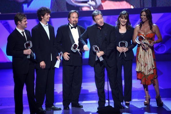 Zachary Ty Bryan, Taran Noah Smith, Richard Karn, Tim Allen, Patricia Richardson, and Debbe Dunning accept the fan favorite award for "Home Improvement" at the 7th Annual TV Land Awards held at Gibson Amphitheatre on April 19, 2009 in Unversal City, California | Photo: Getty Images