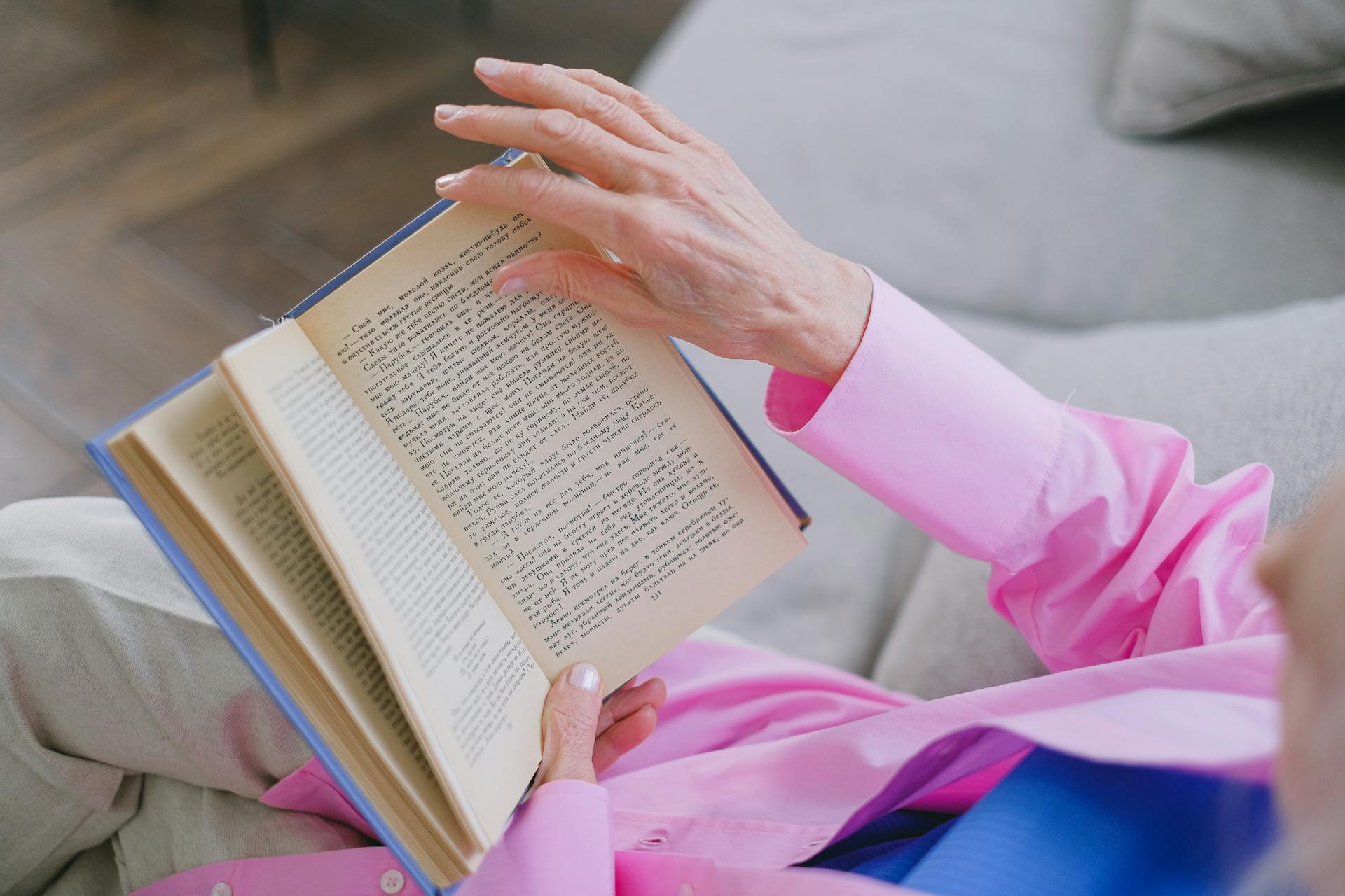 A woman reading a book | Source: Pexels