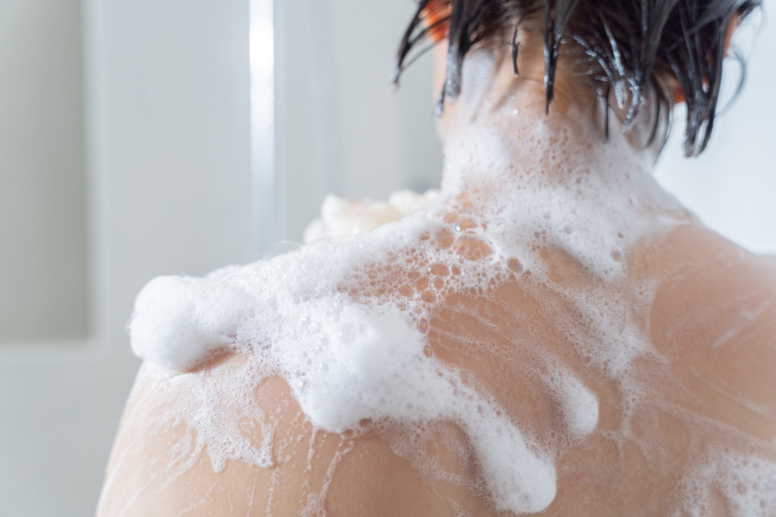 Mujer con espalda llena de espuma. | Foto: Shutterstock