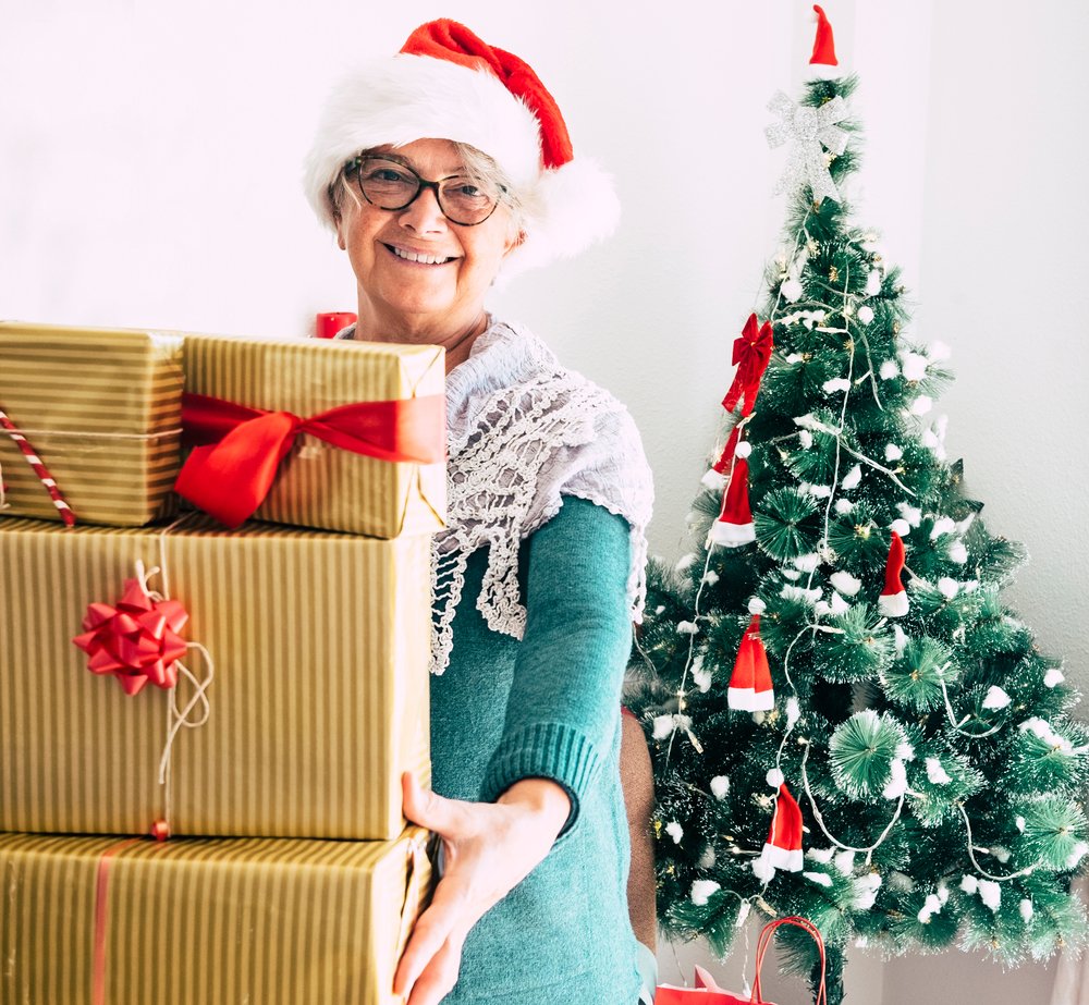 Abuela feliz en Navidad. | Foto: Shutterstock