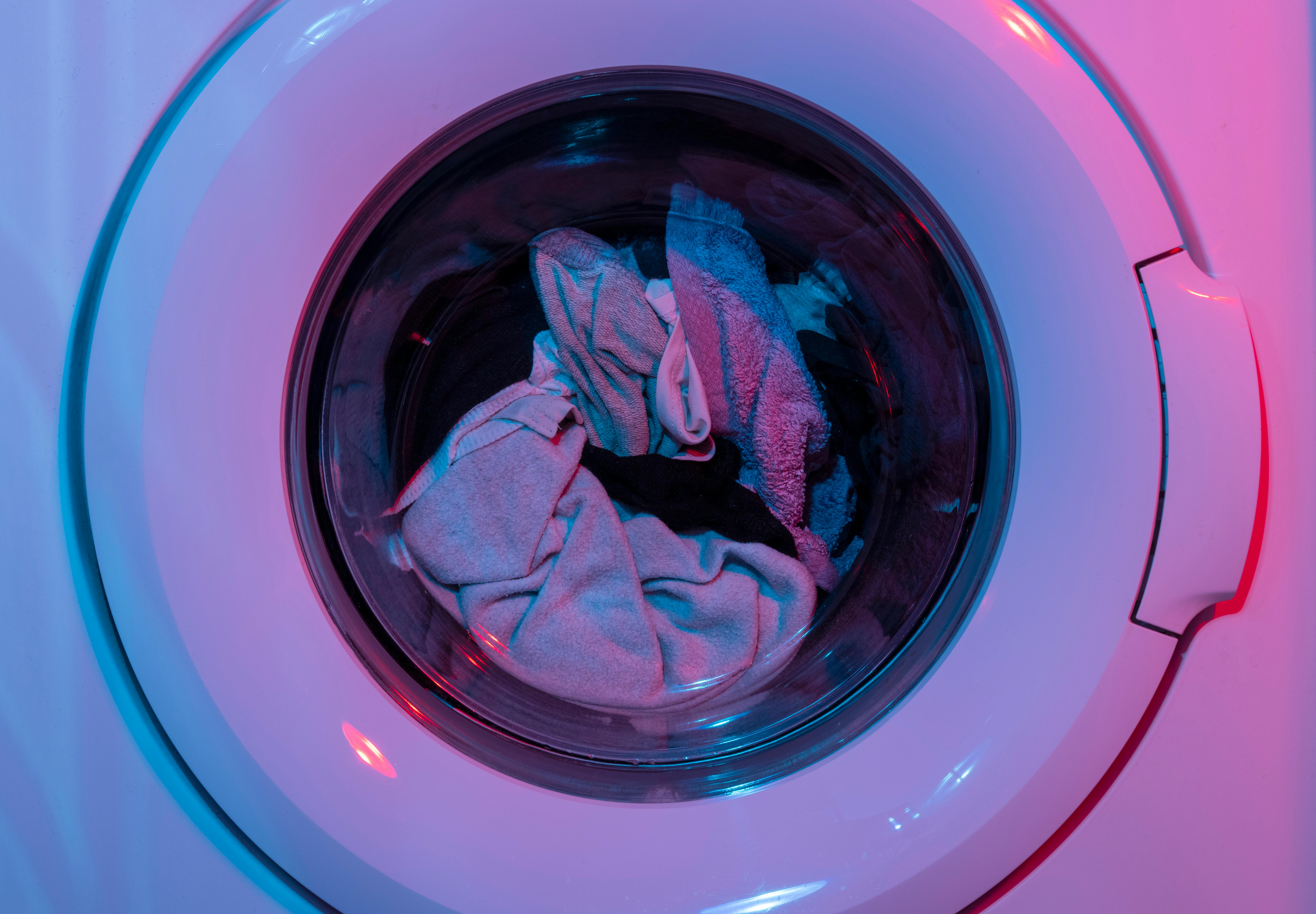 A washing machine running | Source: Pexels