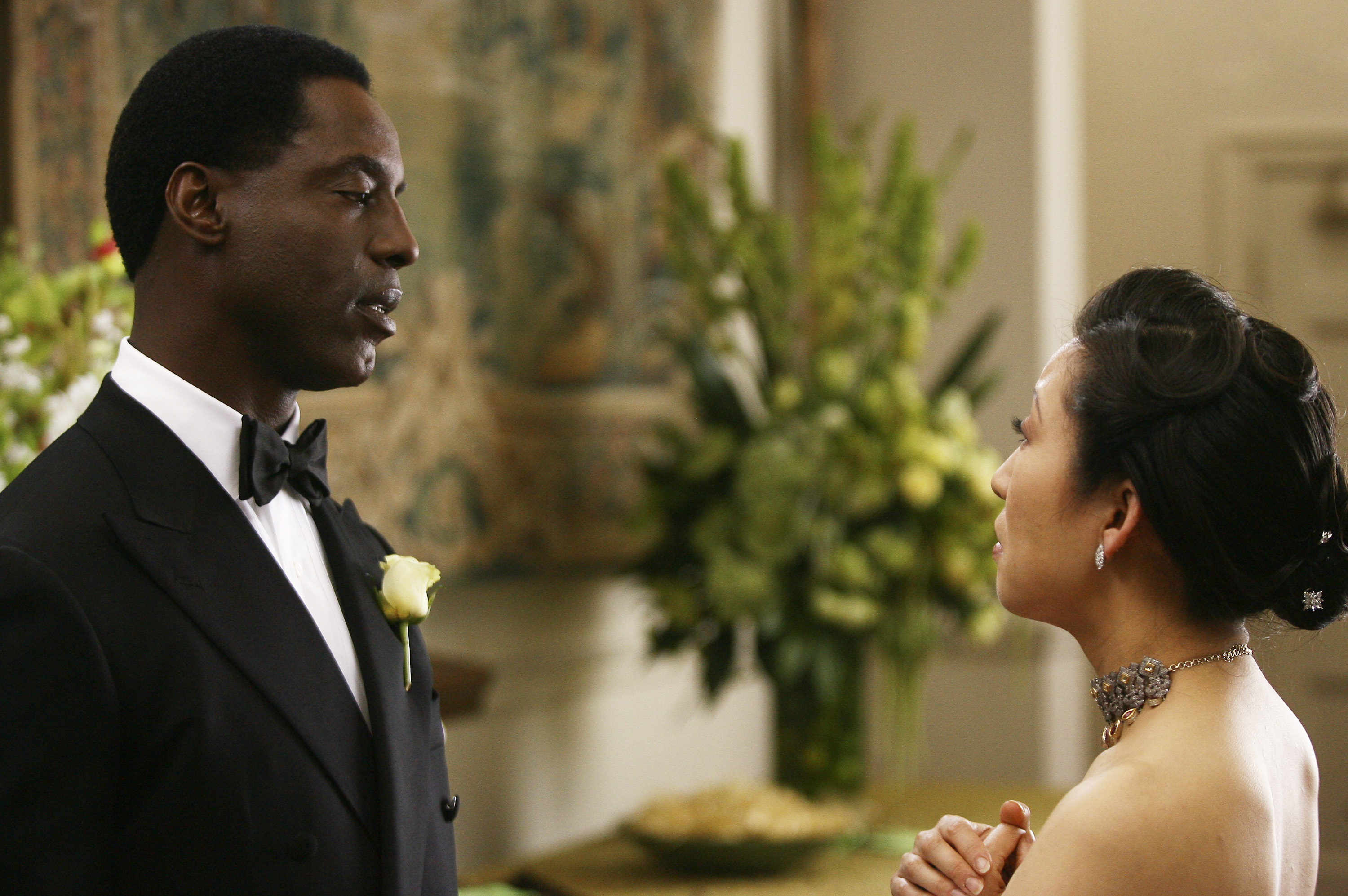 Sandra Oh and Isaiah Washington during a scene from the "Grey's Anatomy" episode "Didn't We Almost Have It All" on May 2, 2007 | Source: Getty Images