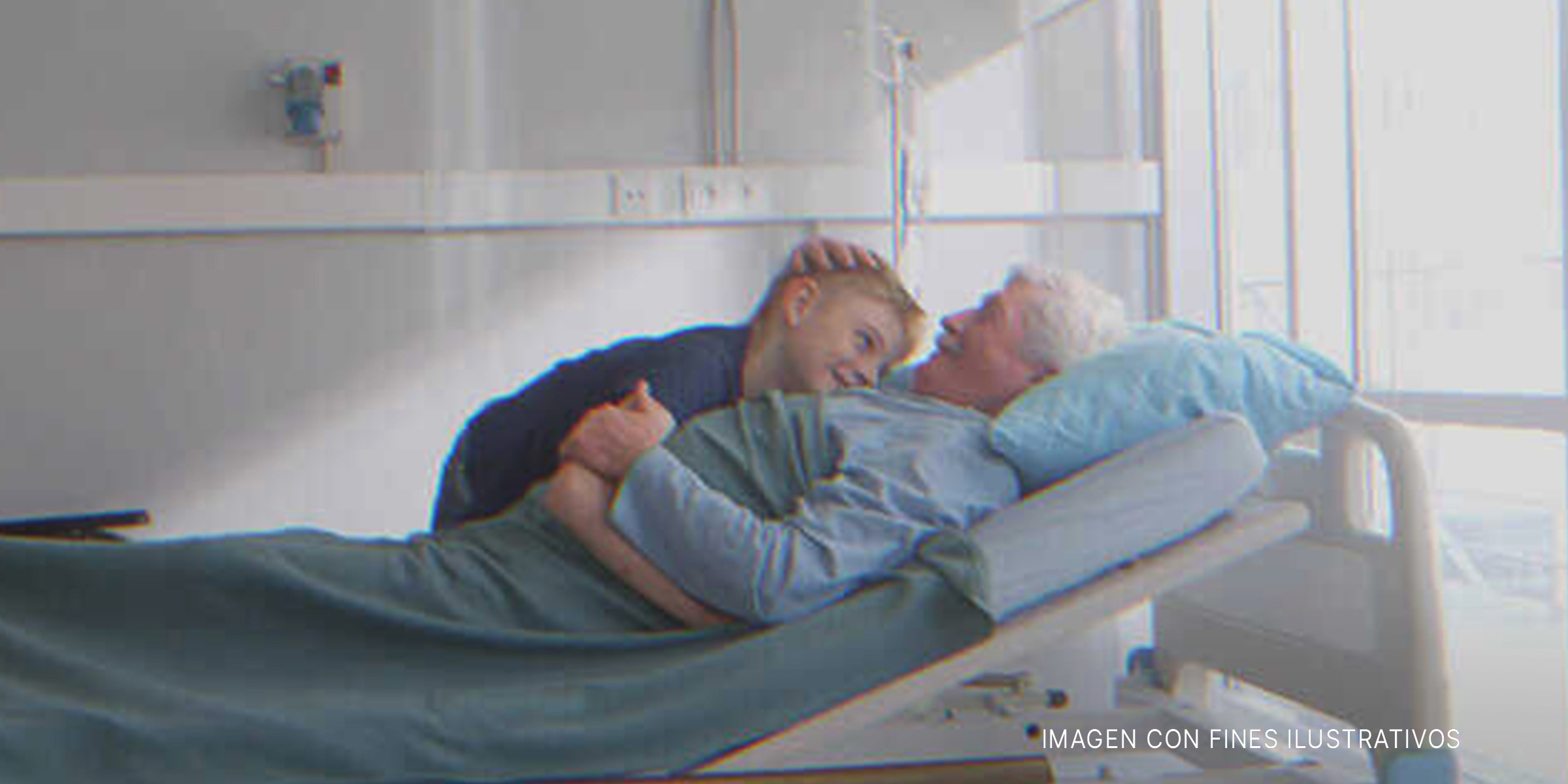 Niño abraza a abuelo en cama de hospital. | Foto: Shutterstock