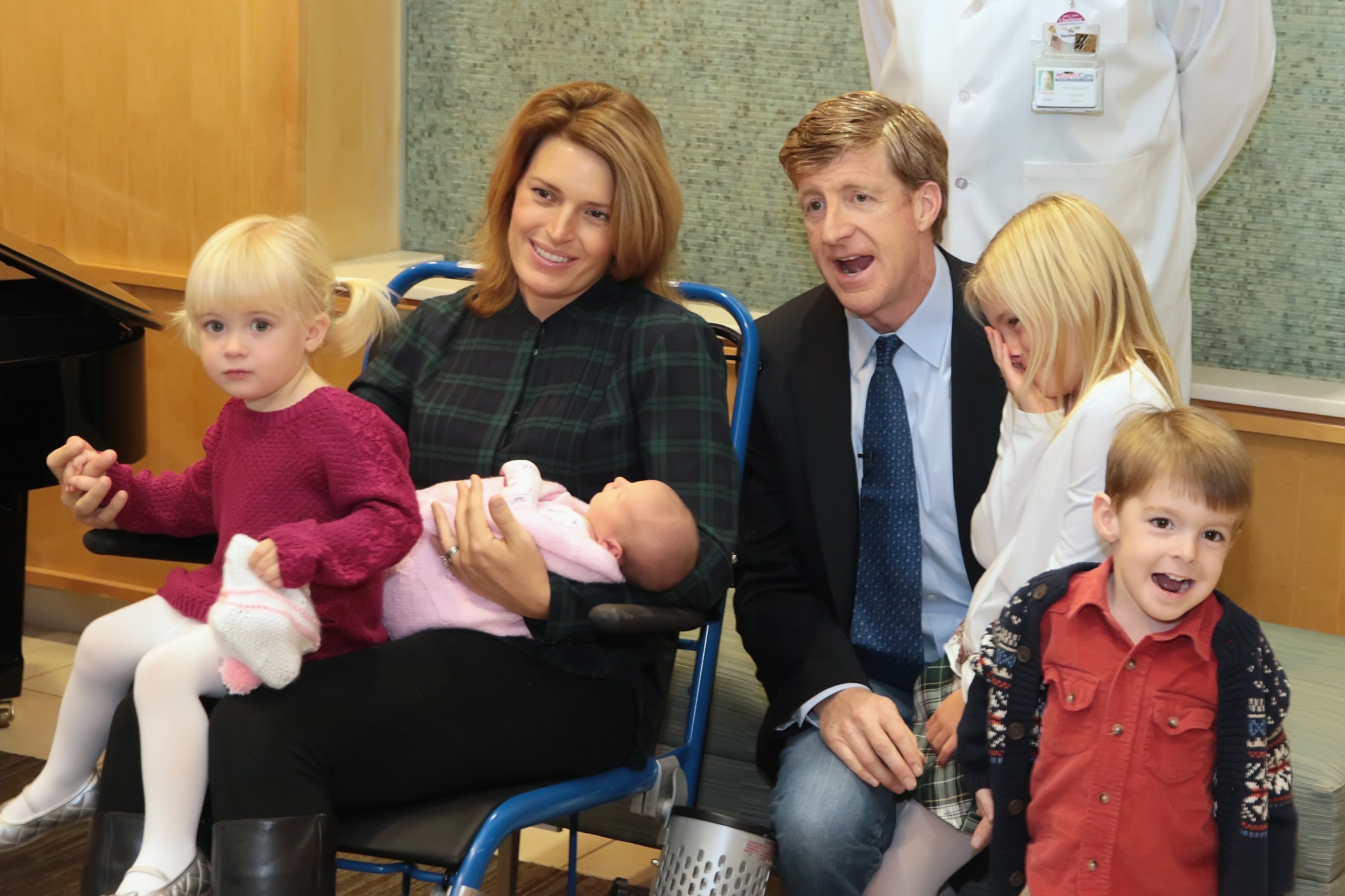 Nora Kara, Amy and her newborn daughter, Nell Elizabeth, Patrick, Harper Gray, and Owen Patrick at the AtlantiCare Regional Medical Center on December 1, 2015, in Pomona, New Jersey | Photo: Donald Kravitz/Getty Images