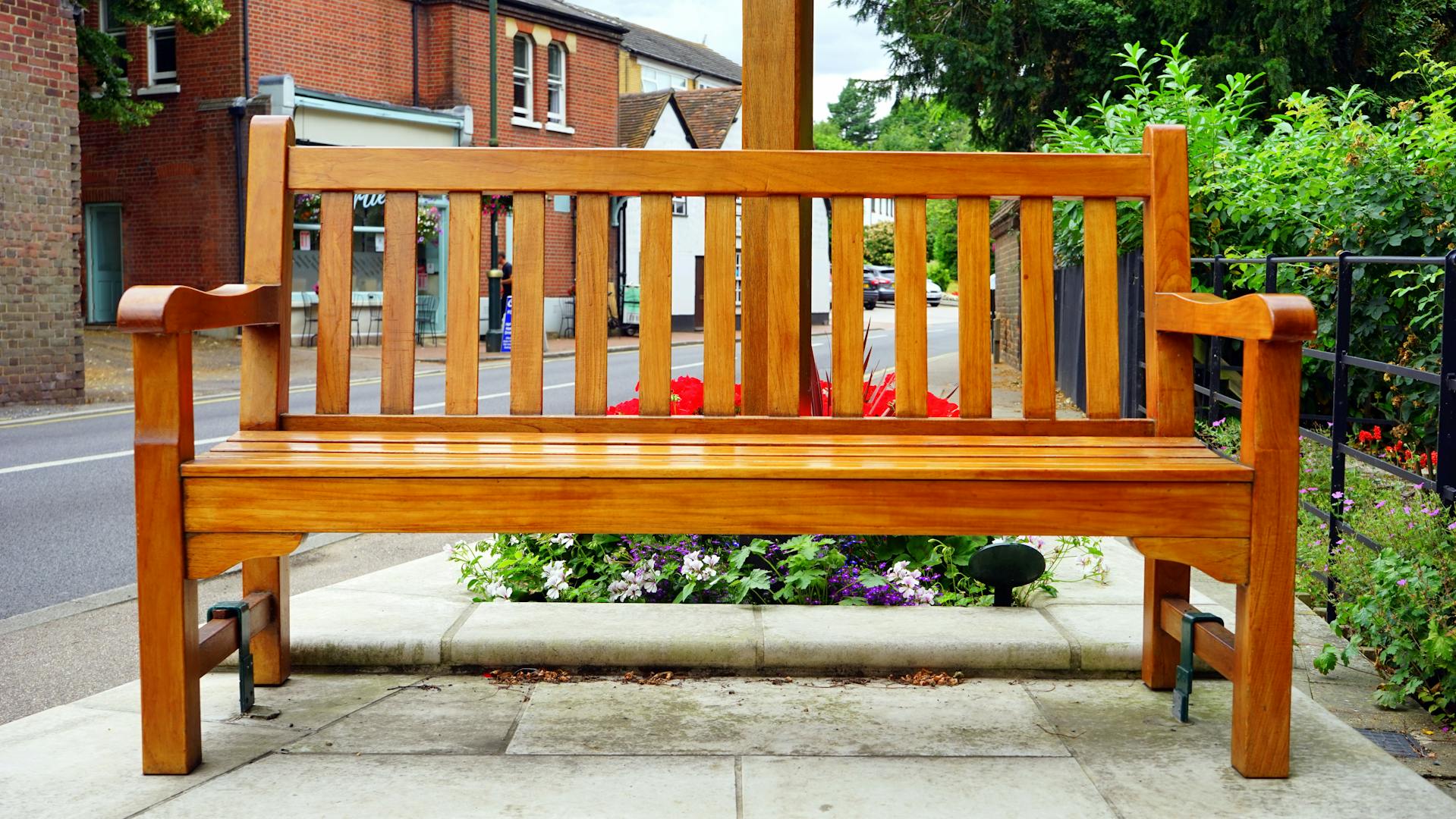 Empty bench on sidewalk | Source: Pexels