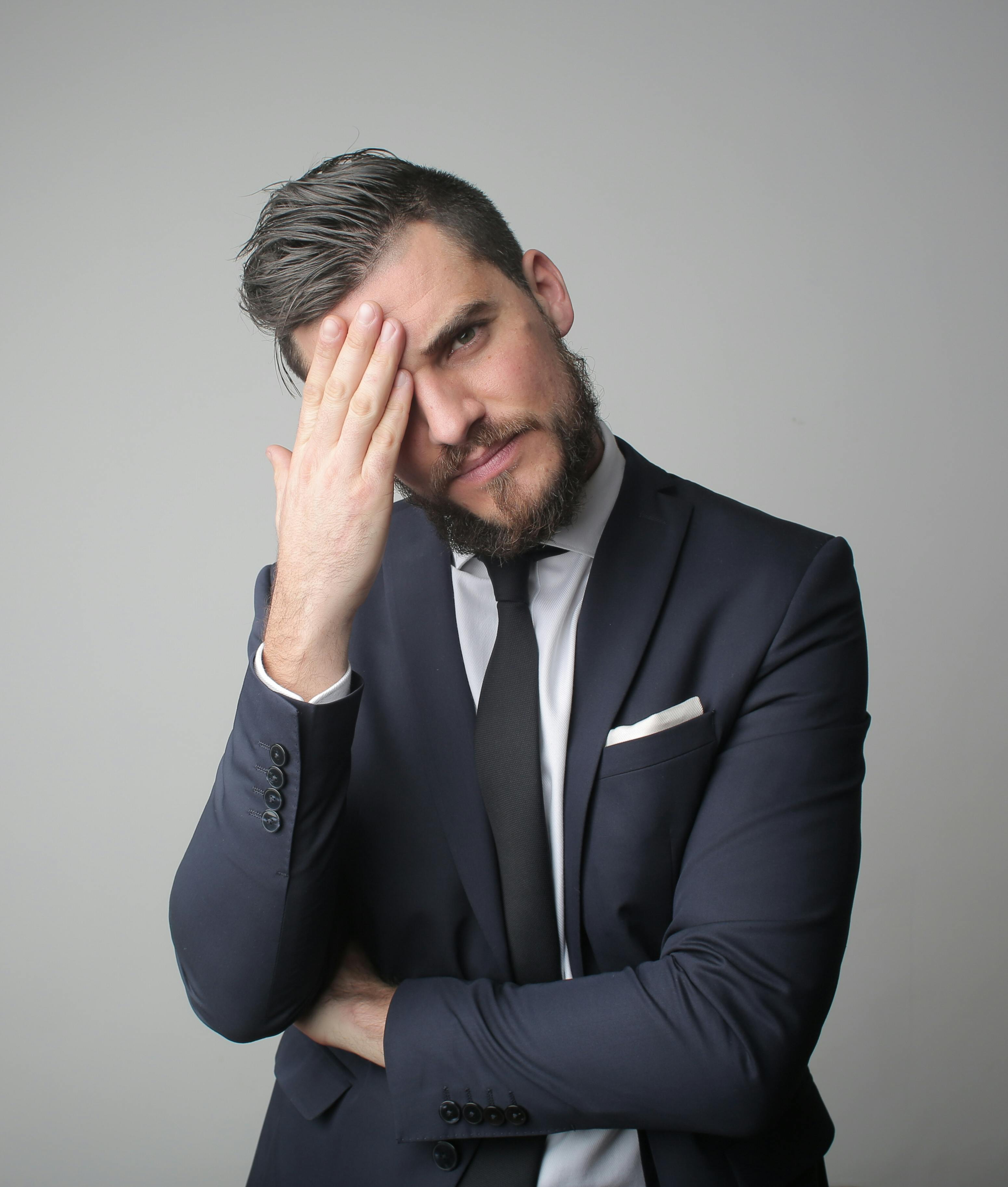 Confused man in a suit | Source: Pexels