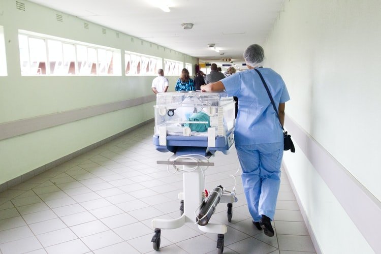 Une infirmière dans un couloir d'hôpital. | Photo : Unsplash Une infirmière dans un couloir d'hôpital. | Photo : Unsplash