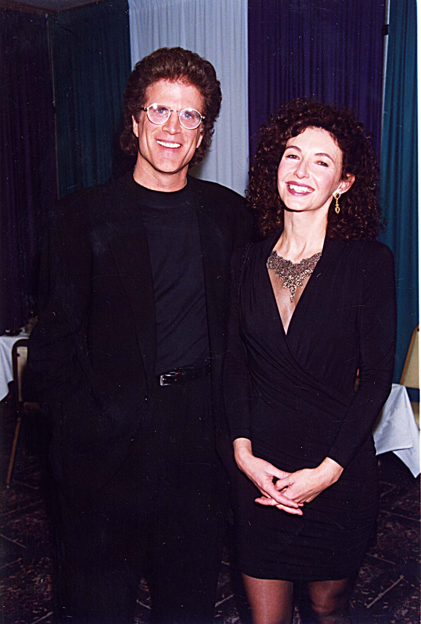 Ted Danson y Mary Steenburgen durante el ShoWest de 1994 en Las Vegas, Nevada, Estados Unidos. | Foto: Getty Images