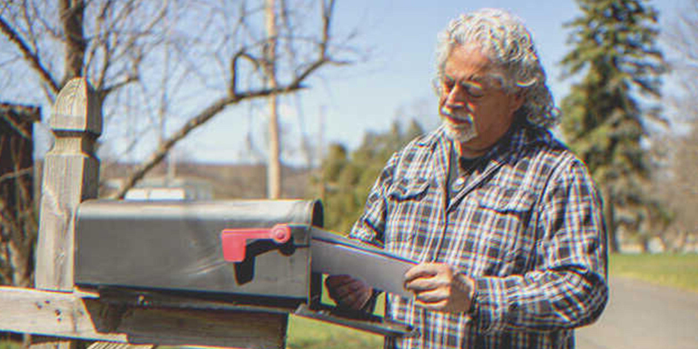 Hombre mayor revisando el correo | Foto: Shutterstock