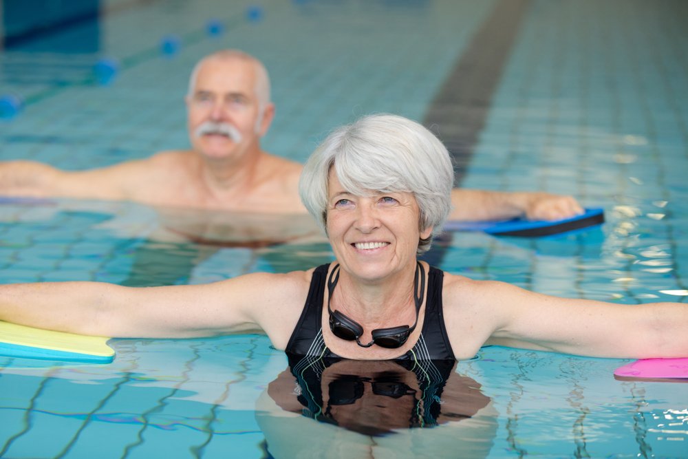 Pareja de ancianos bañándose en la piscina. | Foto: Shutterstock