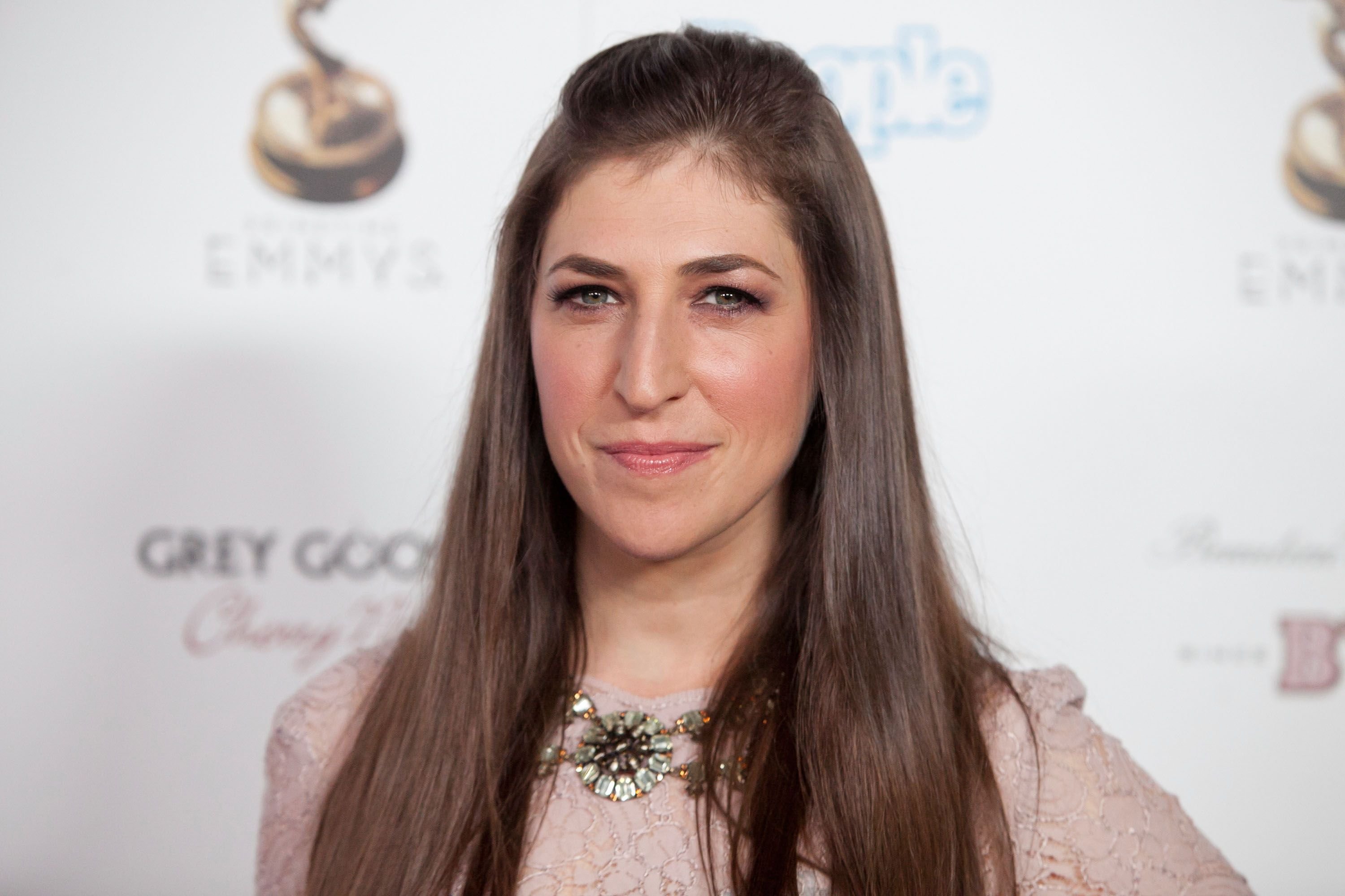 Mayim Bialik at The Academy of Television Arts & Sciences Performer Nominees' 64th Primetime Emmy Awards Reception on September 21, 2012, in West Hollywood, California | Photo: Imeh Akpanudosen/Getty Images