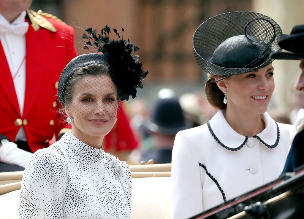 Letizia, reina de Holanda (Izq.) junto a la duquesa de Cambridge, Kate Middleton en la Orden de la Jarretera | Foto: Getty Images Letizia, reina de Holanda (Izq.) junto a la duquesa de Cambridge, Kate Middleton en la Orden de la Jarretera | Foto: Getty Images