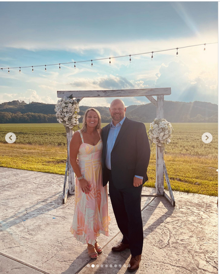Stacey D with a guest at a wedding | Source: Instagram/stacydsellsmohomes/