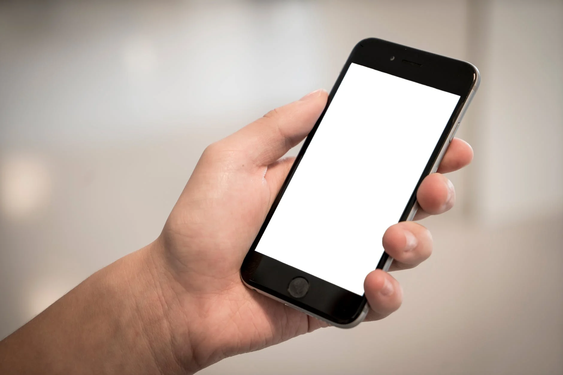 Una persona sostiene en su mano un teléfono celular. | Foto: Pexels
