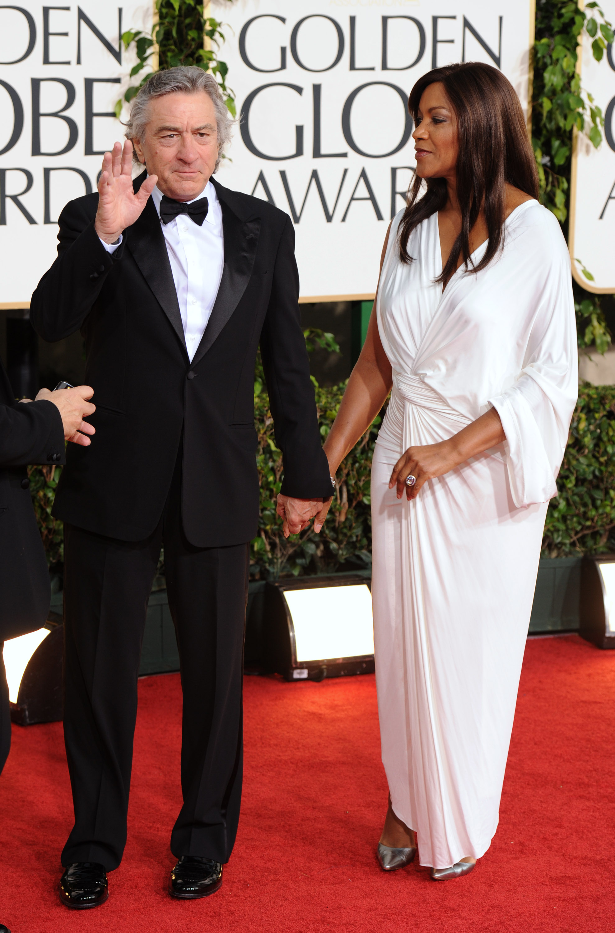 Robert De Niro y su esposa Grace Hightower llegan a la 68ª edición de los Globos de Oro, celebrada en el hotel Beverly Hilton, el 16 de enero de 2011. | Foto: Getty Images