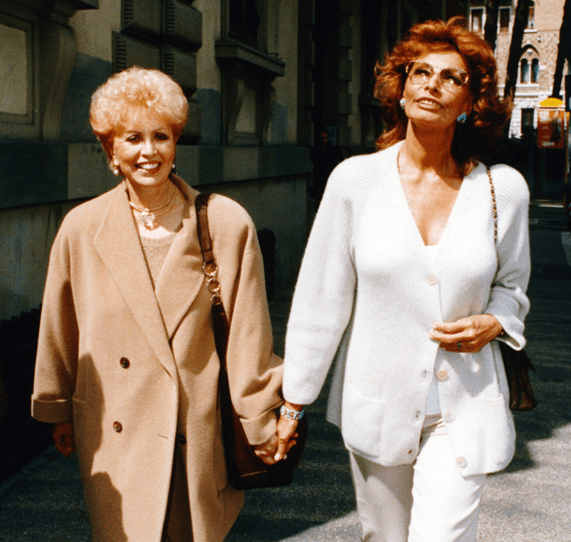 Sofía y María caminando juntas por Roma, Italia en los años 90. │Foto: Getty Images