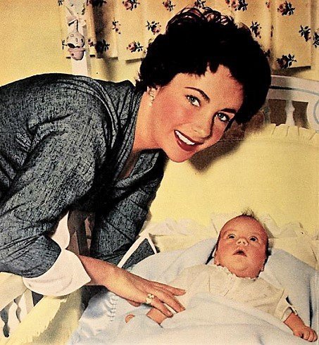 Elizabeth Taylor avec son fils, Michael Wilding Jr. | Source : Wikimedia Commons