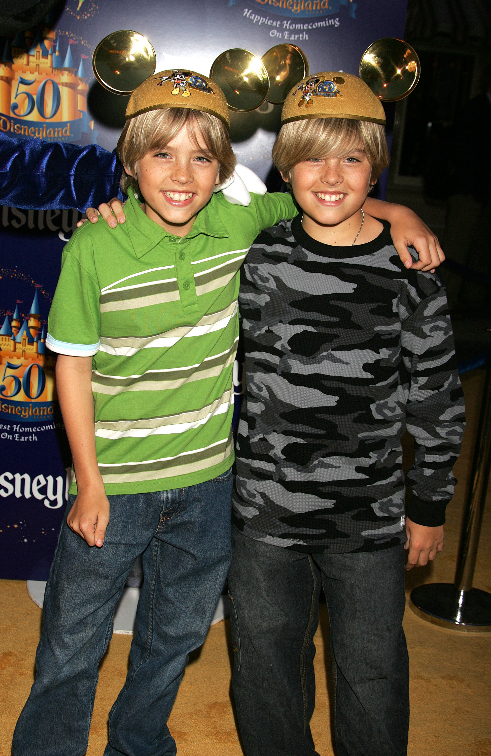 Cole and Dylan Sprouse at the Disneyland 50th Anniversary "Happiest Homecoming On Earth" Celebration on May 4, 2005. | Source: Getty Images