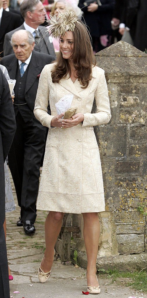 Kate Middleton assiste au mariage de Laura Parker Bowles et Harry Lopes à l'église St Cyriacs, Lacock, Wiltshire. | Photo : Getty Images